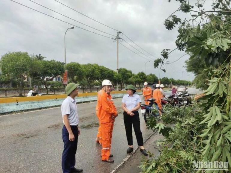 Lãnh đạo huyện Vũ Thư đôn đốc ngành điện khắc phục sự cố, tập trung cấp điện ưu tiên cho các trạm bơm để tiêu thoát nước trong nội đồng.