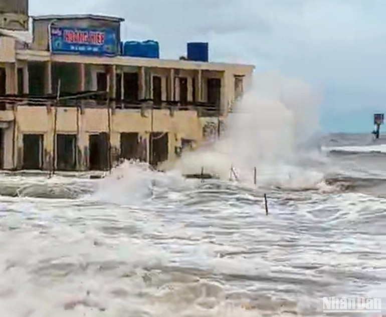 Sóng biển khá mạnh tại cồn Vành, tỉnh Thái Bình.