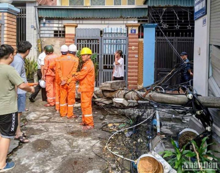 Người dân thành phố Cẩm Phả rất mong mỏi điện lưới được khôi phục sớm.