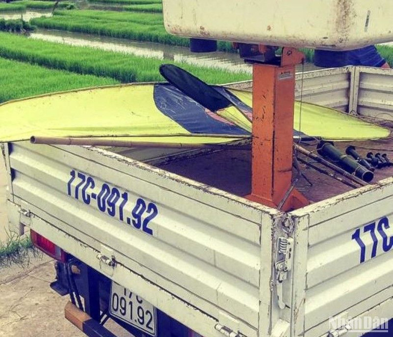 Công nhân ngành điện lực Thái Bình đi thu gom những chiếc diều "vô chủ" mắc vào đường điện. Công nhân ngành điện lực Thái Bình đi thu gom những chiếc diều "vô chủ" mắc vào đường điện.