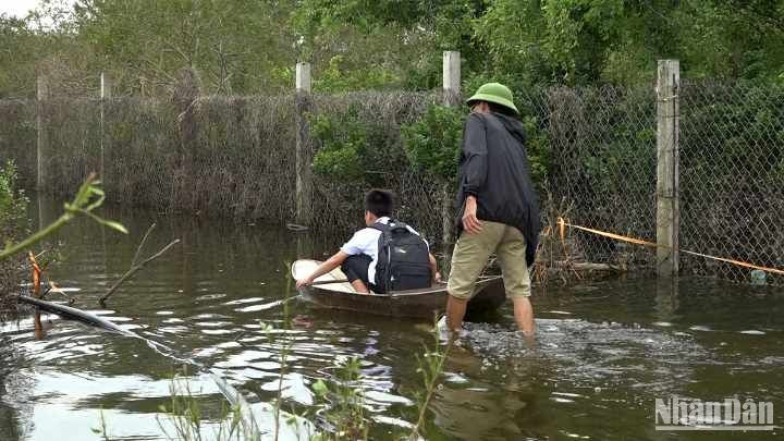 Hơn 10 ngày nay, nước vẫn chưa rút, việc đi lại của người dân gặp khó khăn.