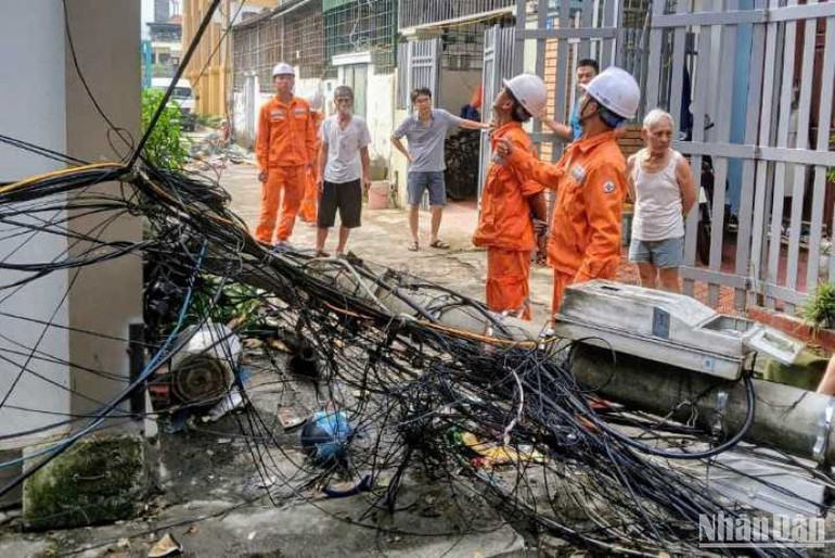 Tại thành phố Cẩm Phả (tỉnh Quảng Ninh) hệ thống điện nhiều khu dân cư bị tê liệt.