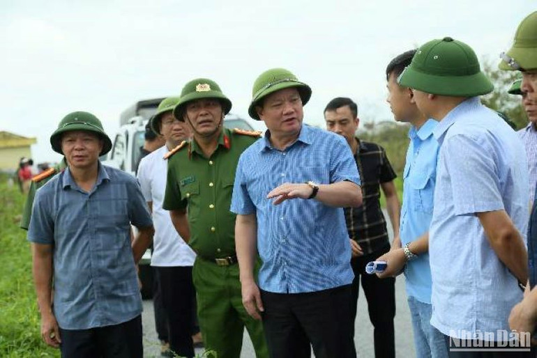 Các đồng chí lãnh đạo tỉnh Thái Bình luôn có mặt tại các địa điểm xung yếu kịp thời động viên, biểu dương quân dân các địa phương.