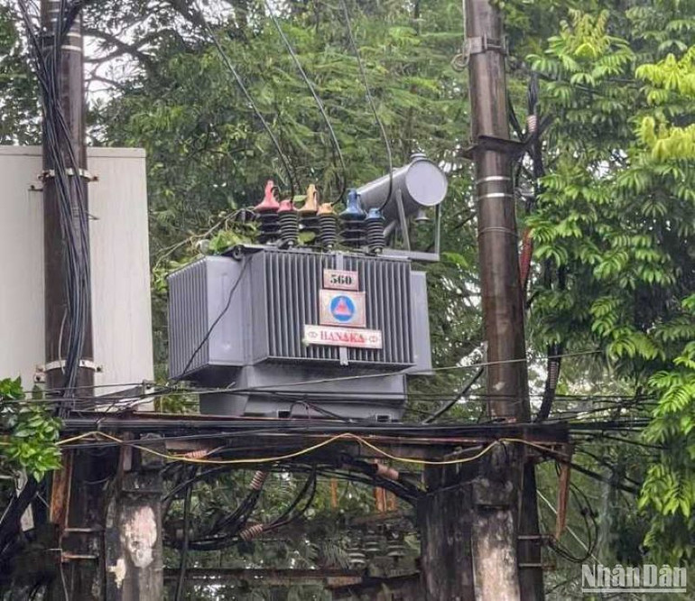 Một tủ điện bị hất văng khỏi trụ bê tông trên địa bàn thành phố Thái Bình.
