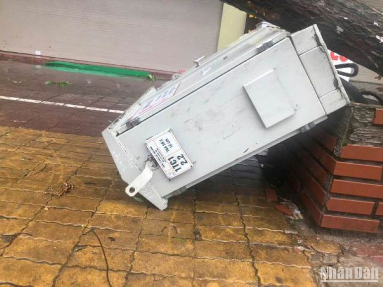 Một tủ điện bị hất văng khỏi trụ bê tông trên địa bàn thành phố Thái Bình.