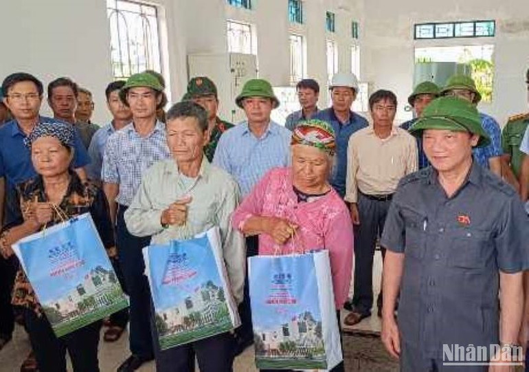 Phó Chủ tịch Quốc hội Nguyễn Khắc Định tặng quà các hộ dân gặp khó khăn tại xã Minh Tân (huyện Kiến Xương). Phó Chủ tịch Quốc hội Nguyễn Khắc Định tặng quà các hộ dân gặp khó khăn tại xã Minh Tân (huyện Kiến Xương).