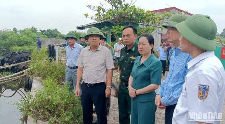 Bí thư Tỉnh ủy Thái Bình Ngô Đông Hải (thứ 2 từ trái sang) chỉ đạo các lực lượng chức năng tập trung néo giữ tàu biển bảo đảm an toàn tại cảng Hải Hà.