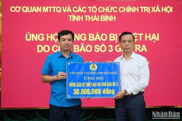Liên đoàn Lao động tỉnh Thái Bình ủng hộ 30 triệu đồng.