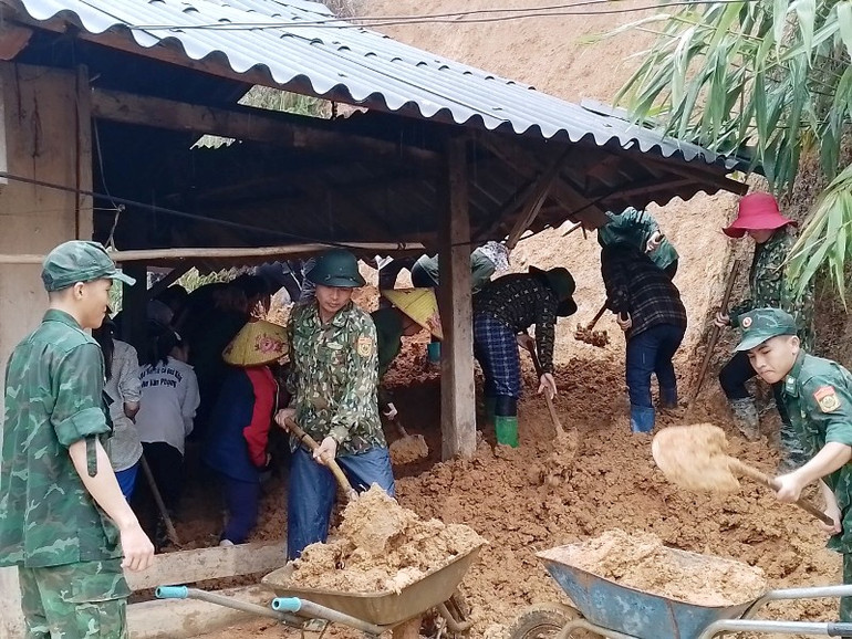 Bộ đội Biên phòng cùng nhân dân khắc phục sạt lở đất vào nhà dân ở bản Cơm, xã Pù Nhi.