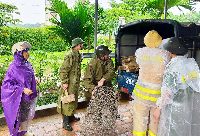 Công an huyện Thạch Thành trung chuyển vật tư phục vụ ứng phó với mưa lũ.