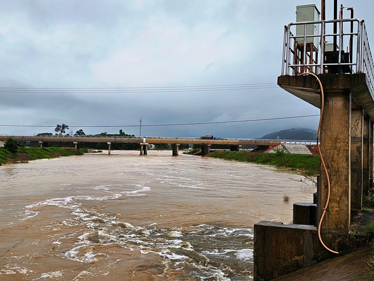 Nhiều đơn vị thủy nông ở Thanh Hóa đang vận hành tiêu, thoát nước.