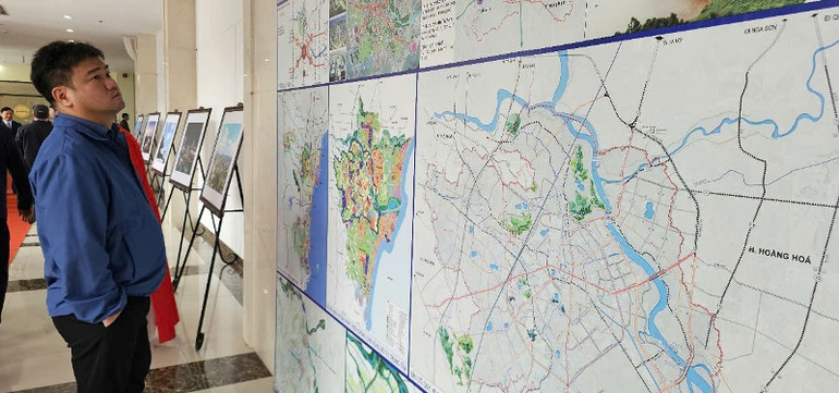 Người dân xem quy hoạch phát triển không gian thành phố Thanh Hóa.