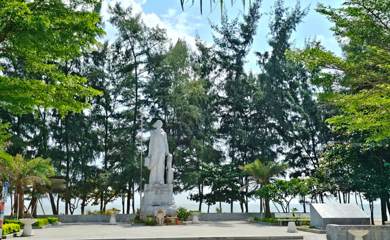 Tượng đài tri ân Anh hùng liệt sĩ Nguyễn Thị Lợi.