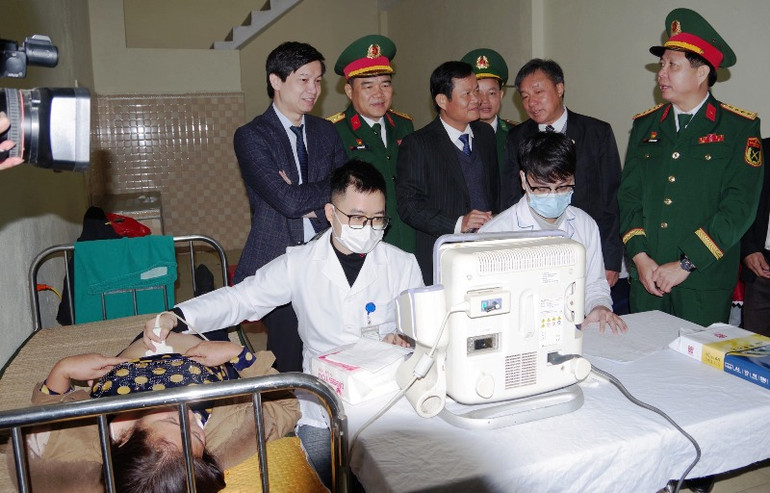 Cán bộ, Quân y Thanh Hóa-Hủa Phăn thăm, khám, chữa bệnh cho nhân dân khu vực biên giới.