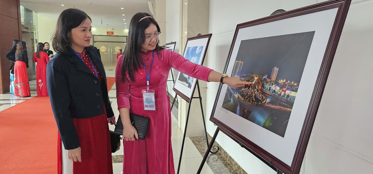 Cán bộ, viên chức xem triển lãm ảnh "Thành phố Thanh Hóa xưa và nay".