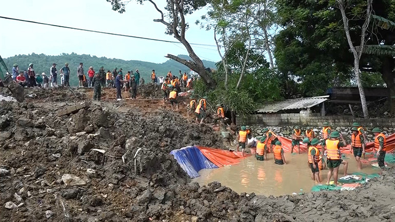 Lực lượng vũ trang xử lý sự cố, gia cố đê tả sông Mã trong mùa mưa bão năm 2024.