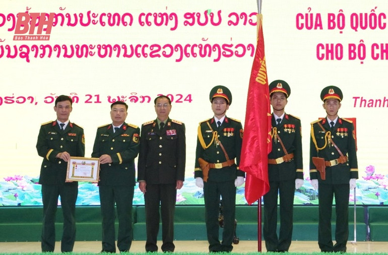 Bộ Quốc phòng nước Lào trao tặng Huân chương chiến công hạng Nhì cho lực lượng vũ trang Thanh Hóa.