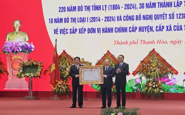 Chủ tịch tỉnh Thanh Hóa trao công nhận danh hiệu kiểu mẫu cho huyện Đông Sơn.