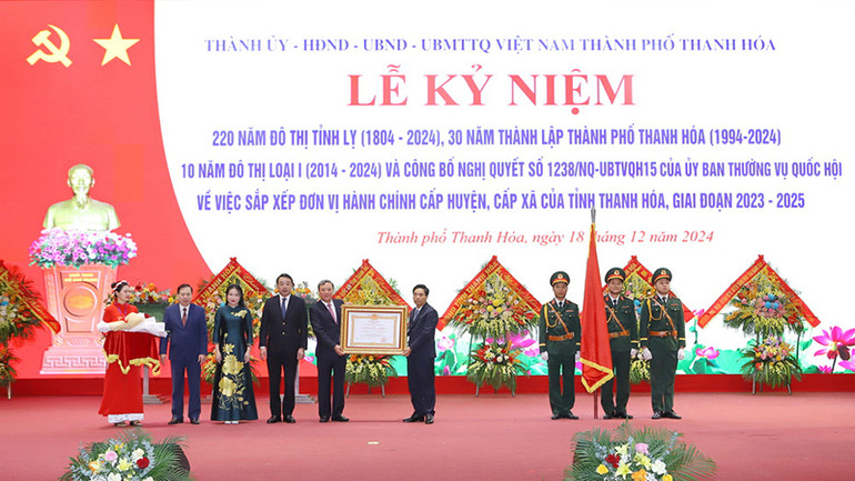 Bí thư Tỉnh ủy Thanh Hóa trao Huân chương Lao động hạng Nhất cho thành phố Thanh Hóa.