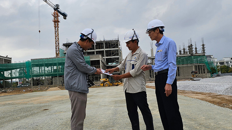 Cán bộ quản lý, giám sát trao đổi về tiến độ, kỹ thuật thi công công trình trọng điểm ở thành phố Thanh Hóa.