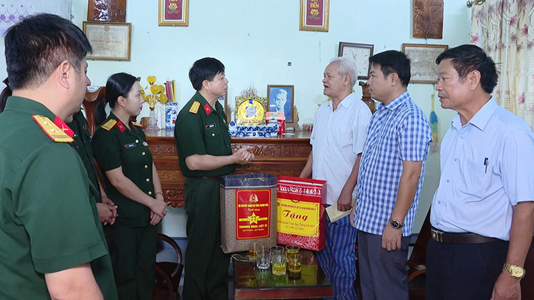 Lực lượng vũ trang thăm, tặng quà cho gia đình người có công.