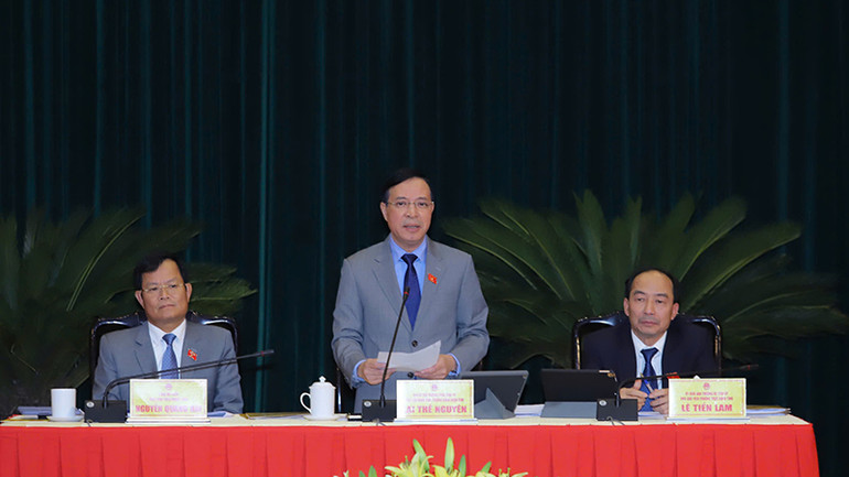 Chủ tịch Hội đồng nhân dân tỉnh Thanh Hóa điều hành phiên chất vấn.