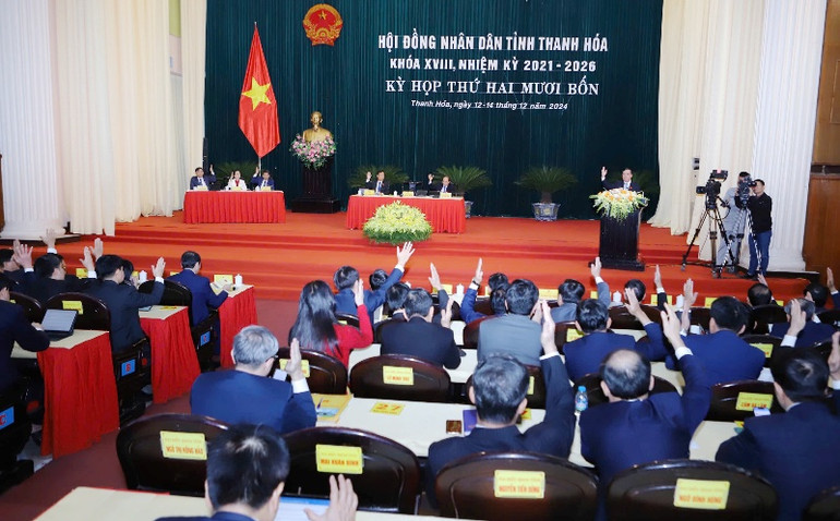 Các đại biểu Hội đồng nhân dân tỉnh Thanh Hóa biểu quyết, thông qua các Nghị quyết tại kỳ họp lần thứ 24. Các đại biểu Hội đồng nhân dân tỉnh Thanh Hóa biểu quyết, thông qua các Nghị quyết tại kỳ họp lần thứ 24.