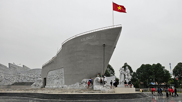 Khu lưu niệm đồng bào, cán bộ, chiến sĩ, học sinh miền nam tập kết ở phường Quảng Tiến, thành phố Sầm Sơn.