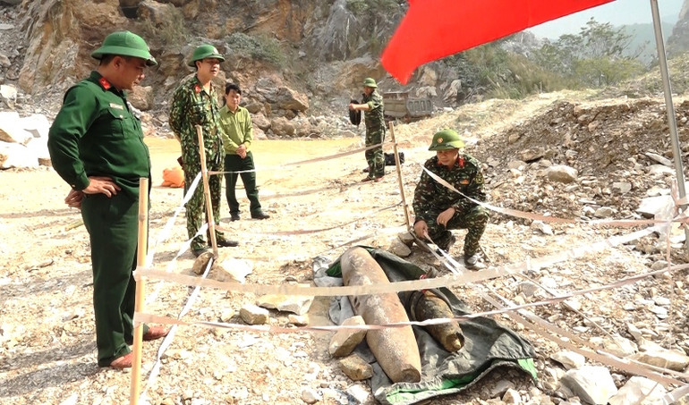 Lực lượng công binh xử lý bom không quân Mỹ ném xuống miền bắc còn tồn lưu, phát lộ sau chiến tranh.