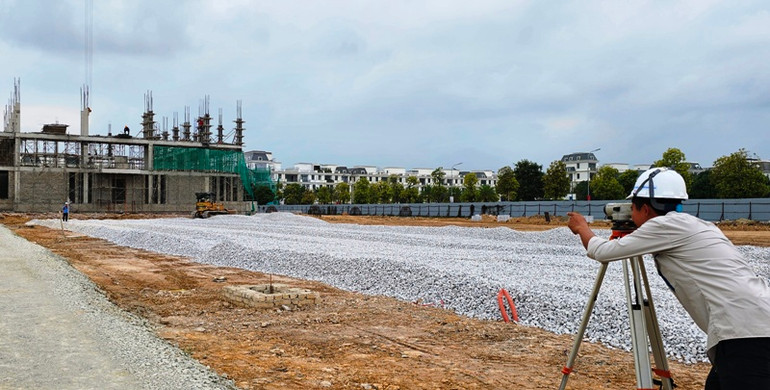 Cán bộ kỹ thuật lấy cốt nền cho phương tiện cơ giới thi công hạng mục công trình ở thành phố Thanh Hóa.