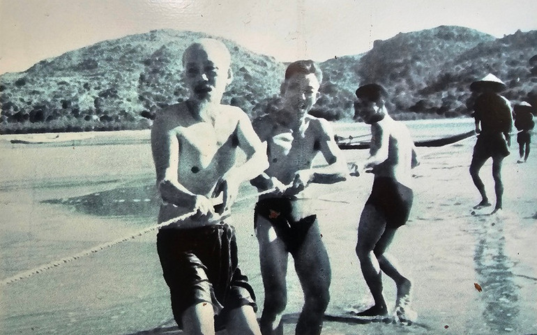 Bác Hồ kéo lưới cùng ngư dân Sầm Sơn.