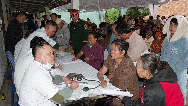 Các y, bác sĩ thăm, khám sức khỏe cho nhân dân khu vực biên giới.
