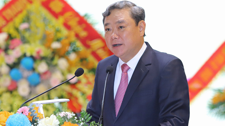 Bí thư Thành ủy, Chủ tịch Hội đồng nhân dân thành phố Thanh Hóa trình bày diễn văn kỷ niệm.