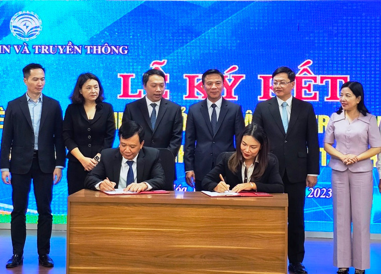 Đại diện Sở Thông tin và Truyền thông và đối tác ký kết ghi nhớ, thỏa thuận hỗ trợ chuyển đổi số ở Thanh Hóa.