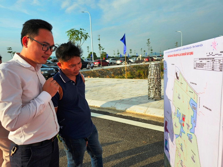 Người dân tham quan quy hoạch.