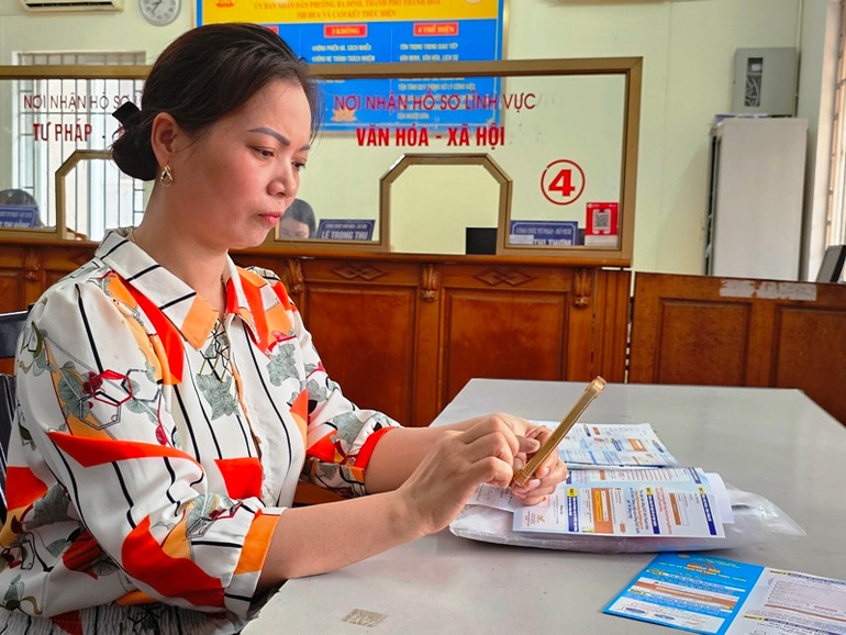 Công dân truy cập, đăng ký giải quyết thủ tục hành chính ở phường Ba Đình, thành phố Thanh Hóa.