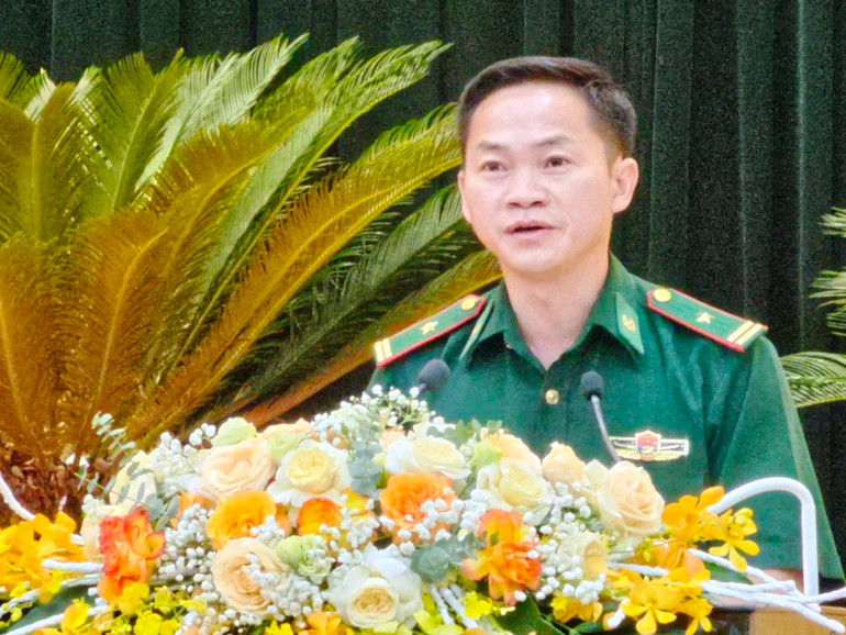 Đại diện bộ đội Biên phòng Pù Nhi tham luận tại Hội nghị.