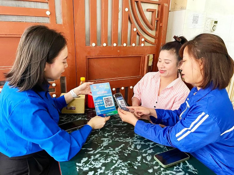 Tuổi trẻ hướng dẫn hộ kinh doanh tạo mã QR thanh toán không dùng tiền mặt.