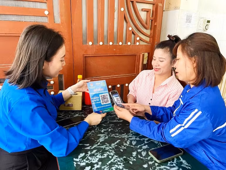 Tuổi trẻ hướng dẫn hộ kinh doanh tạo mã QR thanh toán không dùng tiền mặt.