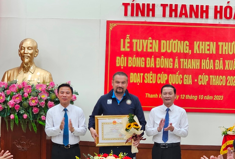 Lãnh đạo tỉnh Thanh Hóa trao tặng Bằng khen cho Huấn luyện viên trưởng Đội bóng đá Thanh Hóa.