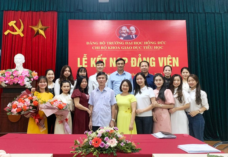 Niềm vui của tân đảng viên cùng Chi ủy Khoa giáo dục Tiểu học Trường đại học Hồng Đức, tỉnh Thanh Hóa.