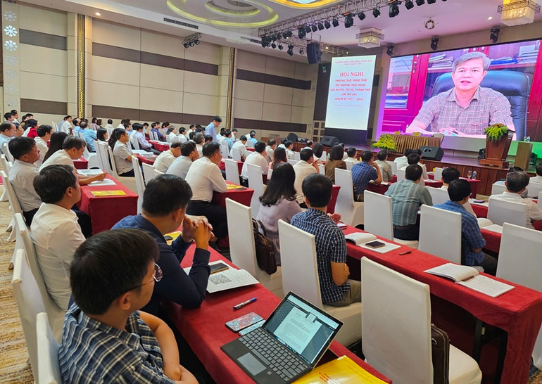 Các đại biểu xem video về hoạt động của Hội đồng nhân dân các cấp trong tỉnh Thanh Hóa. Các đại biểu xem video về hoạt động của Hội đồng nhân dân các cấp trong tỉnh Thanh Hóa.