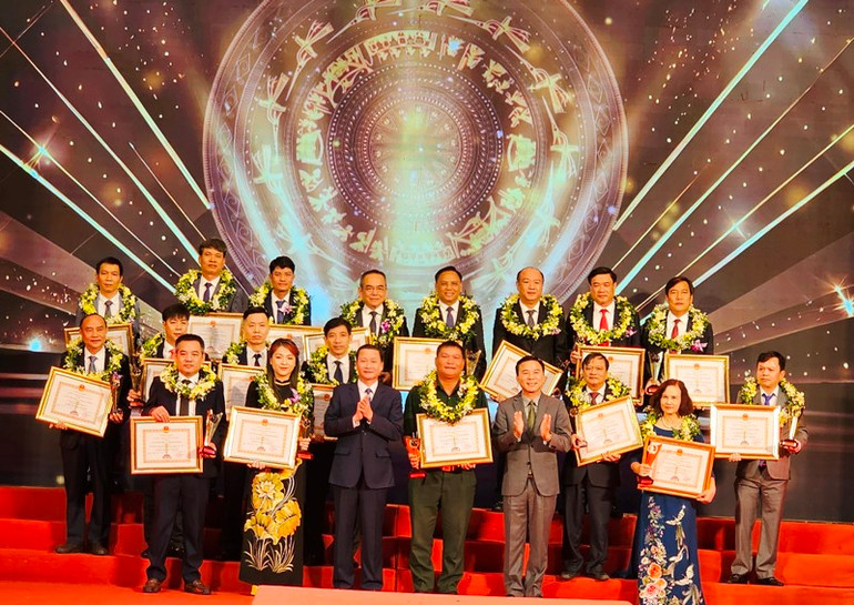 Lãnh đạo tỉnh Thanh Hóa tôn vinh các doanh nghiệp, doanh nhân tiêu biểu.