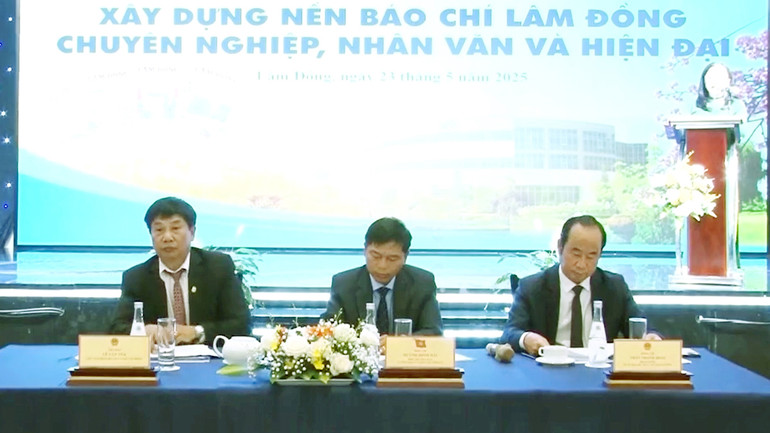 Các đồng chí chủ trì hội thảo.