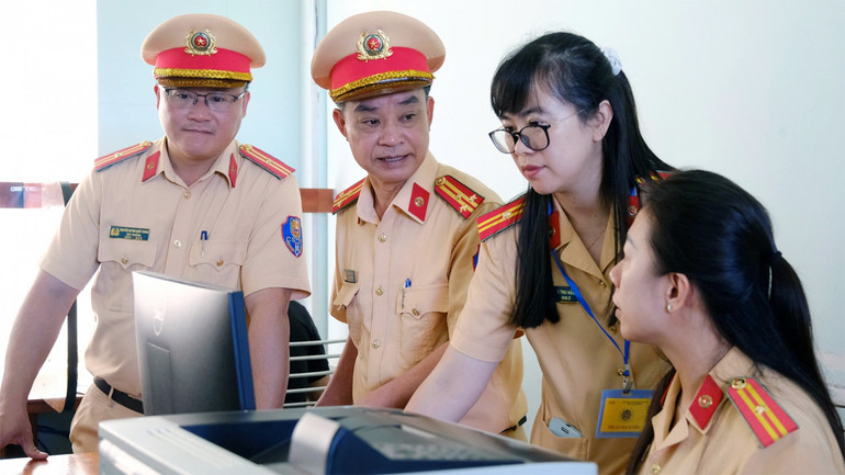 Thượng tá Nguyễn Văn Tiếp, Trưởng Phòng Cảnh sát giao thông Công an tỉnh Lâm Đồng kiểm tra tại phòng thi lý thuyết.