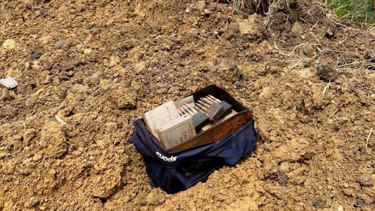 Hiện trường phát hiện thùng kim loại chứa hàng trăm viên đạn. Hiện trường phát hiện thùng kim loại chứa hàng trăm viên đạn.