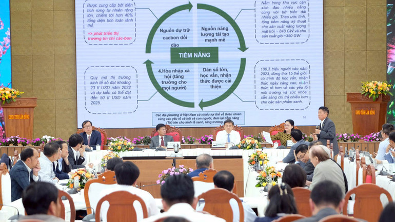 Chuyên gia, nhà khoa học trình bày tham luận tại Hội thảo.