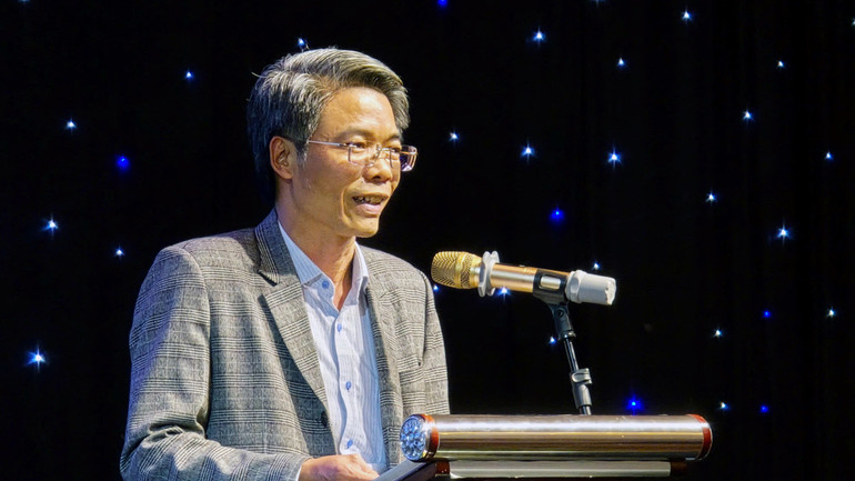 Nhà báo Mai Văn Bảo trình bày tham luận tại hội thảo.