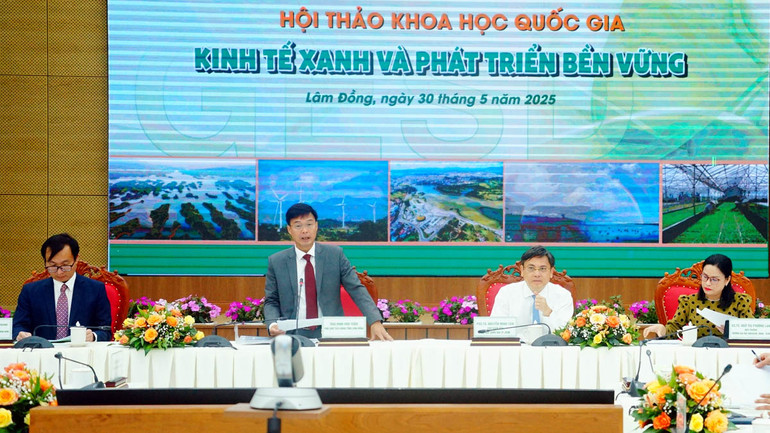 Phó Chủ tịch Ủy ban nhân dân tỉnh Lâm Đồng Đinh Văn Tuấn phát biểu ý kiến tại Hội thảo.