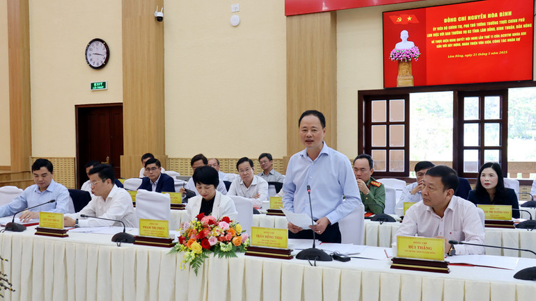 Phó Bí thư Tỉnh ủy, Chủ tịch Ủy ban nhân dân tỉnh Lâm Đồng Trần Hồng Thái phát biểu ý kiến tại buổi làm việc với Phó Thủ tướng Thường trực Chính phủ Nguyễn Hòa Bình ngày 21/5.